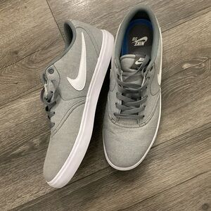 Nike men’s size 11 gray canvas sneaker SB Check Solarsoft clean tennis shoe